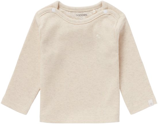 Crèmekleurig ribgebreid T-shirt met lange mouwen en drukknoopjes aan de hals.