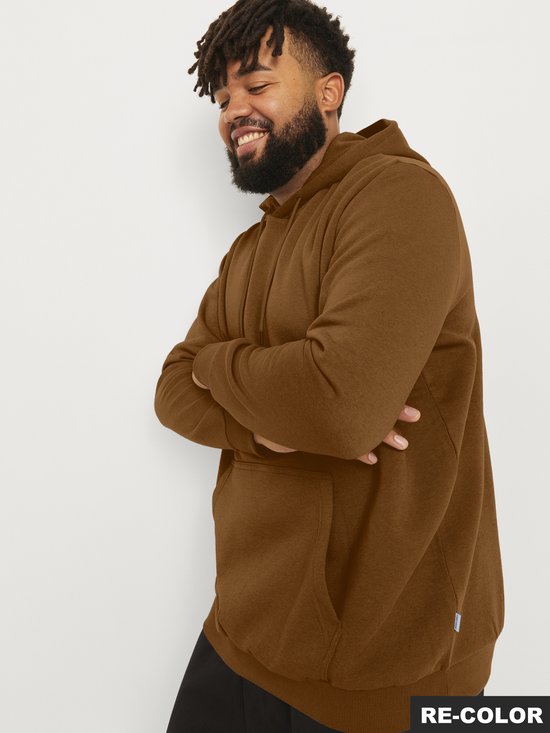 Man met bruine hoodie, blik opzij.