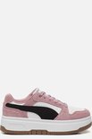 Roze suède Puma sneakers met witte en zwarte accenten, en een dikke witte plateauzool.