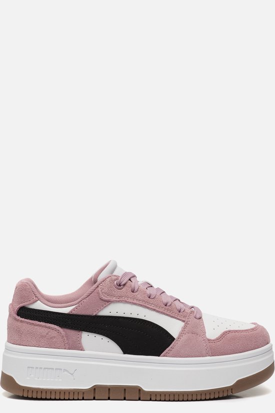 Roze suède Puma sneakers met witte en zwarte accenten, en een dikke witte plateauzool.