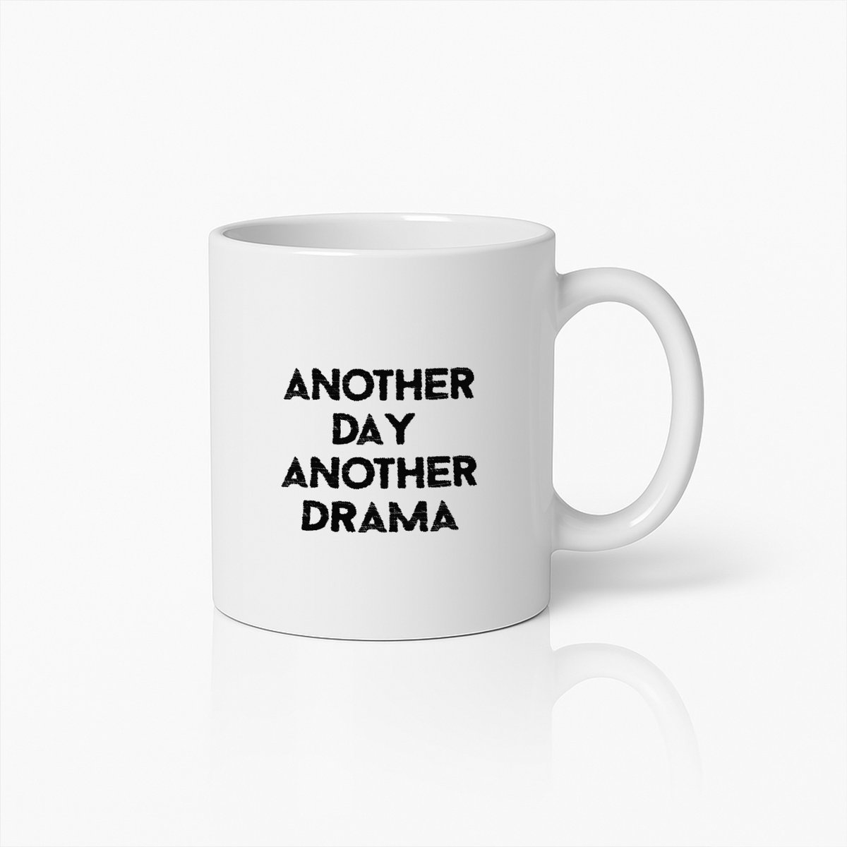 Grappige Quote Koffiemok – Another Day Another Drama Humoristische Beker