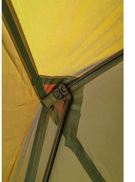 Close-up van de binnenkant van de groene Easy Brolly visdobbel, met de tentstokken.