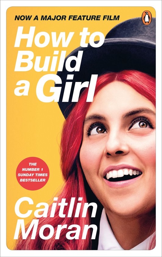 Boekomslag van "How to Build a Girl" met een lachende vrouw met rood haar en een hoed, "The Number 1 Sunday Times Bestseller"