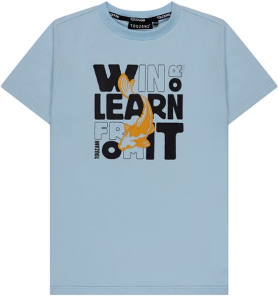 Lichtblauwe T-shirt met de tekst 'WIN & LEARN FROM IT' en een opvallende oranje visprint.