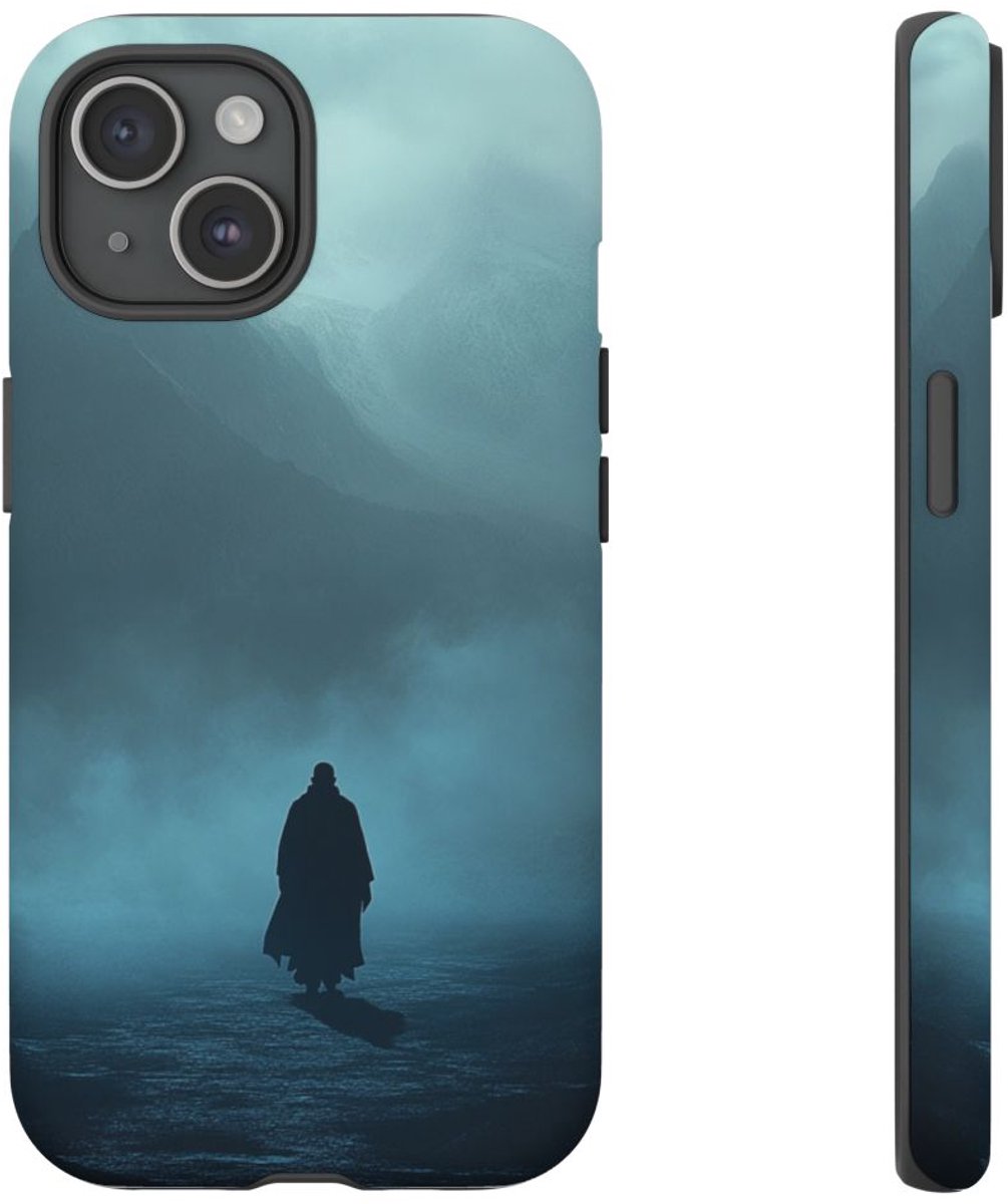 Schimmige Gestalte in de Mist – Telefoonhoesje Geschikt voor iPhone 15