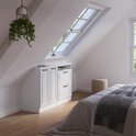 Witte kast met twee deuren links en twee lades en een open vak rechts, onder een schuin dak in een slaapkamer.