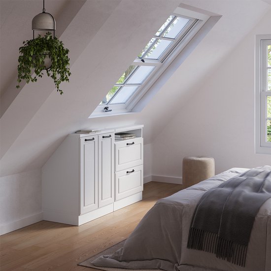 Witte kast met twee deuren links en twee lades en een open vak rechts, onder een schuin dak in een slaapkamer.
