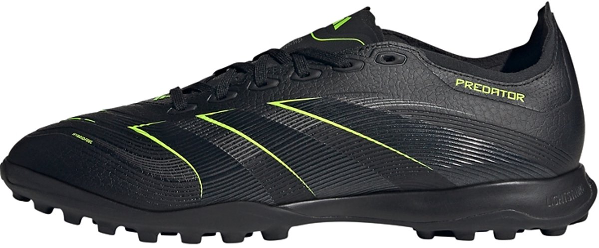 Zwarte adidas Predator League turf voetbalschoenen met groene accenten en een Hybridfeel-bovenwerk voor optimale grip.