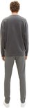 Man met grijze chino broek en grijze sweater, rug gezien.