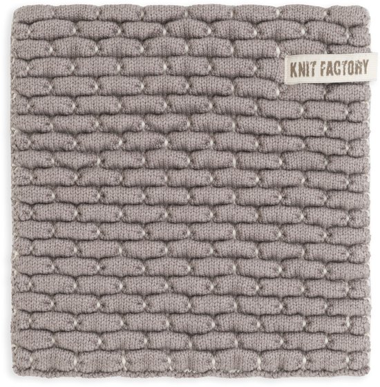 Knit Factory pannenonderzetter in gebreid, grijs design met ecru stippen. 20x20 cm.