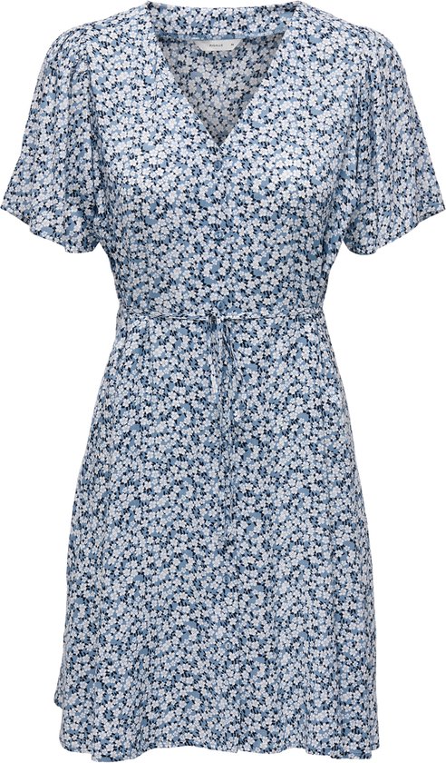 Robe bleue à imprimé floral blanc, manches courtes, ceinture à nouer et col en V. Sans modèle.
