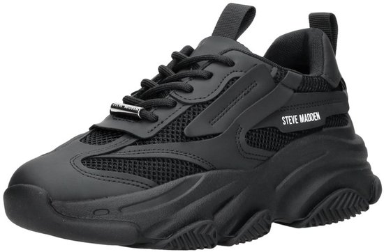 Zijkant van zwarte Steve Madden sneaker met 'STEVE MADDEN' logo.