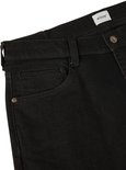 Detail van de tailleband van een zwarte jeans. De broek heeft een knoopsluiting en het Mustang logo op een leren patch.