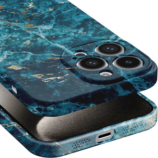 Detail van iPhone 15 Pro Max hoesje met blauw en goud marmer design