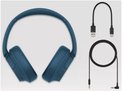 Blauwe Sony WH-CH720N koptelefoon met accessoires: USB-C kabel en audiokabel.