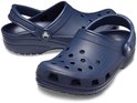 Une paire de Crocs Clogs bleu marine avec bride réglable et perforations sur le devant, sur fond blanc.