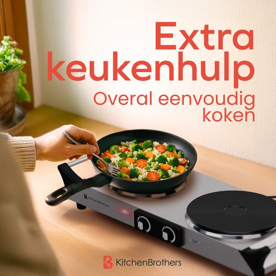 Man prikt met vork in pan met rijst en groenten op dubbele kookplaat.