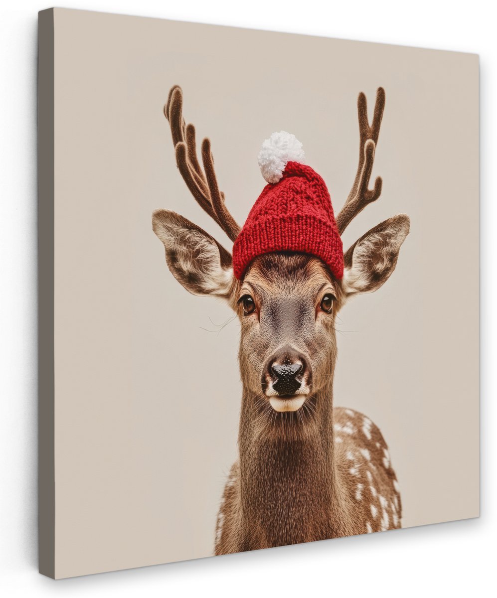 Tuinschilderij voor buiten 50x50 cm - Tuindecoratie Hert - Kerst - Muts - Dieren - Winter - Grappig - Tuinposter op canvas - Tuin muurdecoratie - Buitenschilderij decoratie - Schutting wanddecoratie - Buitencanvas Tuindecoratie met afbeelding van een hert met kerstmuts, grappig en winters tafereel op canvas van 50x50 cm voor buiten.