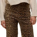 Gedetailleerde close-up van een damesjeans met luipaardprint en gebreide trui.