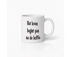 Het Leven Begint Pas Na De Koffie Mok – Grappig Koffieliefhebber Cadeau – Keramische Koffiemok – 330ml