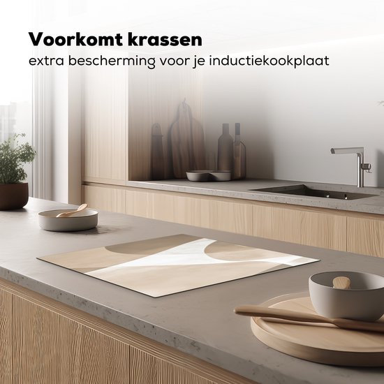 Beschermhoes voor inductiekookplaat met abstract beige patroon, met tekst 'Voorkomt krassen'.