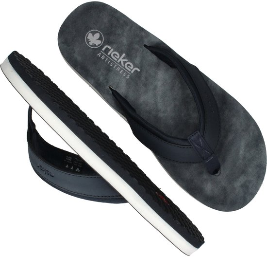 Donkerblauwe Rieker teenslippers, bovenaanzicht en zijaanzicht. Grijs gevlamd voetbed met logo.