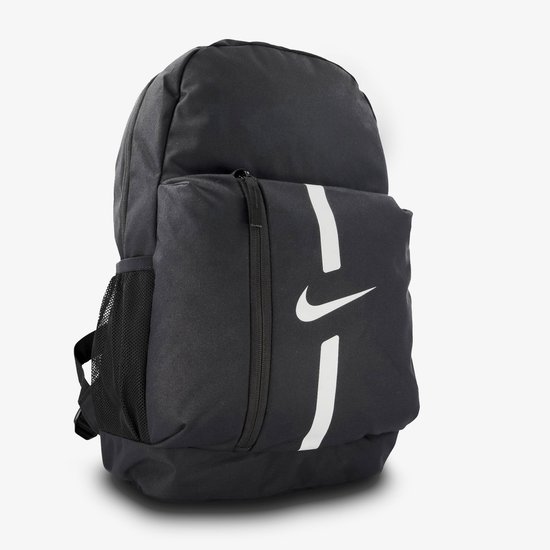 Zwarte Nike rugzak met twee witte verticale strepen en een Nike logo.