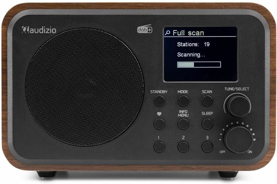 Retro radio met houten omhulsel, zwart front, luidspreker, display en bedieningsknoppen. De radio is bezig met scannen.