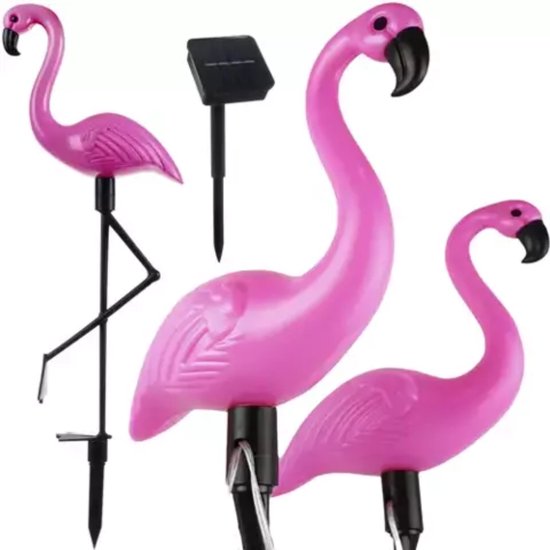 Verschillende roze flamingo tuinfakkels en een solar paneel.
