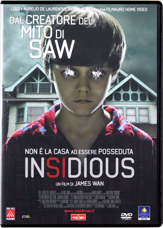 Voorkant DVD-hoes van Insidious met een jongen met enge ogen en een huis op de achtergrond. Tekst 'Dal creatore del mito di Saw' en 'Insidious'.