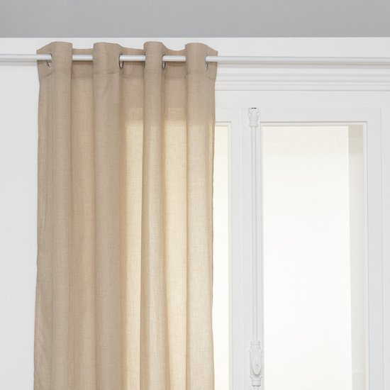 Beige katoenen gordijn met ringen, hangend aan een witte gordijnroede.