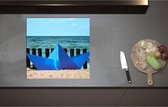 Inductieplaat Beschermer - Blauwe Orgami Boot Gestrand op het Strand aan de Zee - 57x55 cm - 2 mm Dik - Inductie Beschermer - Bescherming Inductiekookplaat - Kookplaat Beschermer van Zwart Vinyl