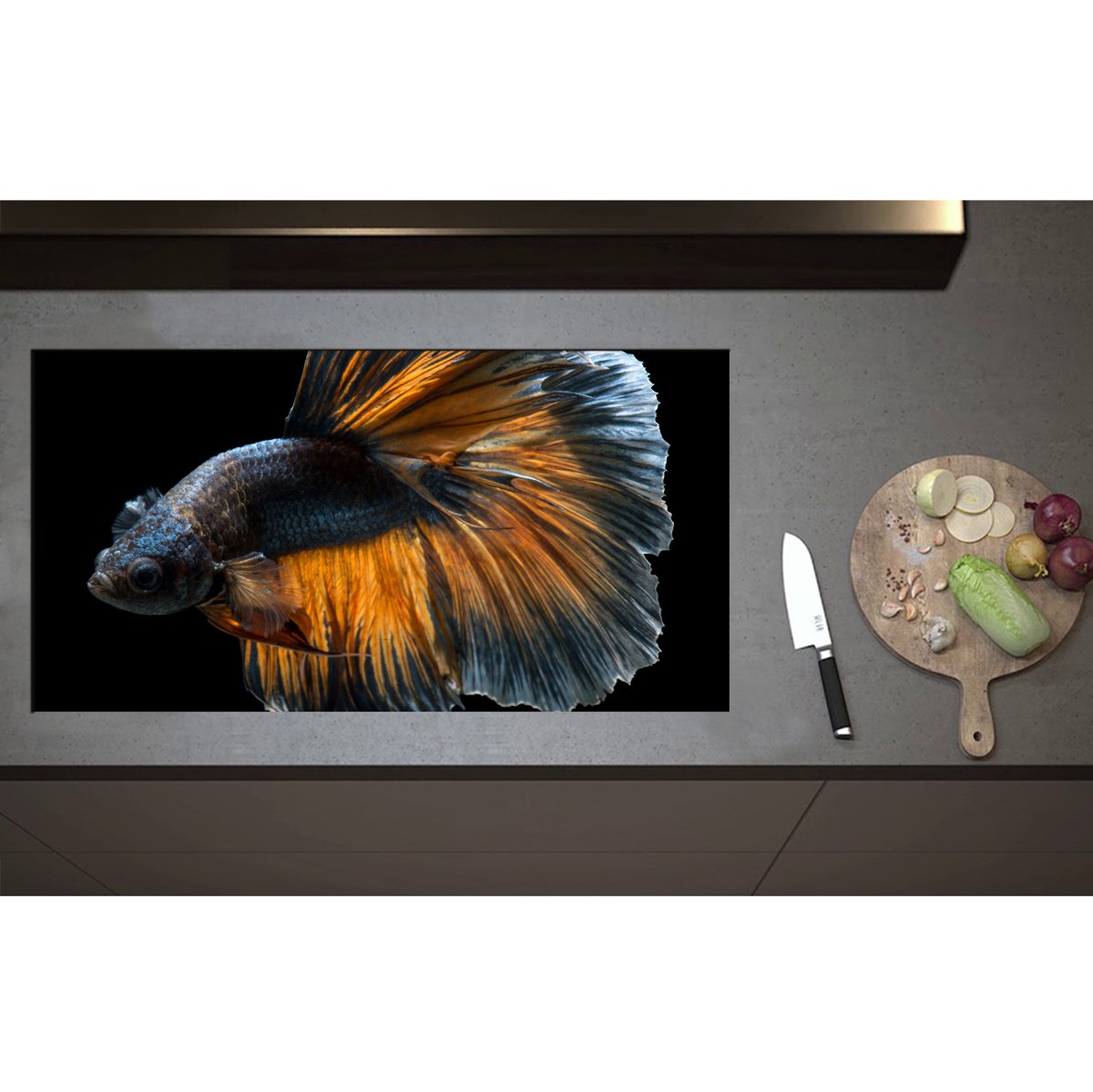 Inductieplaat Beschermer - Blauwe Vis met Oranje Details en Dansende Vinnen - 95x50 cm - 2 mm Dik - Inductie Beschermer - Bescherming Inductiekookplaat - Kookplaat Beschermer van Zwart Vinyl