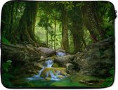 Laptophoes 15.6 inch - Jungle - Stenen - Water - Natuur - Planten - Laptop sleeve - Binnenmaat 39,5x29,5 cm - Zwarte achterkant