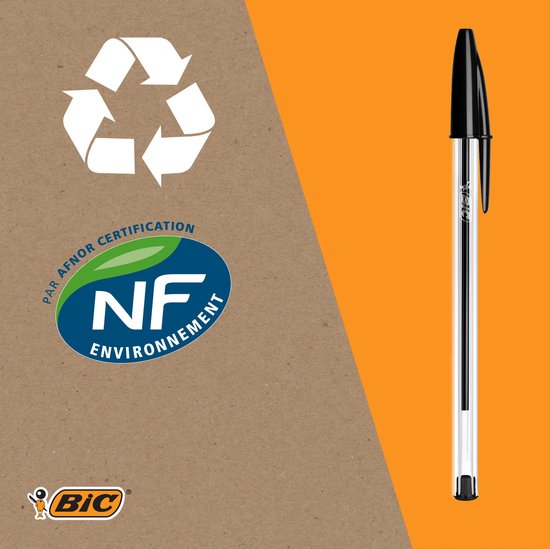 Zwarte Bic Cristal balpen met een zilverkleurig lichaam op een oranje achtergrond met recyclagesymbool.