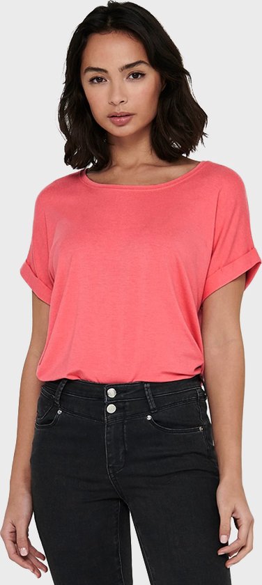 Een model draagt een felroze t-shirt met korte, opgerolde mouwen en een bootnek.