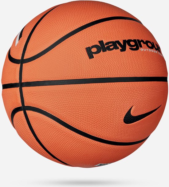 Oranje basketbal met zwarte lijnen, een zwarte Nike swoosh en het woord "playground".