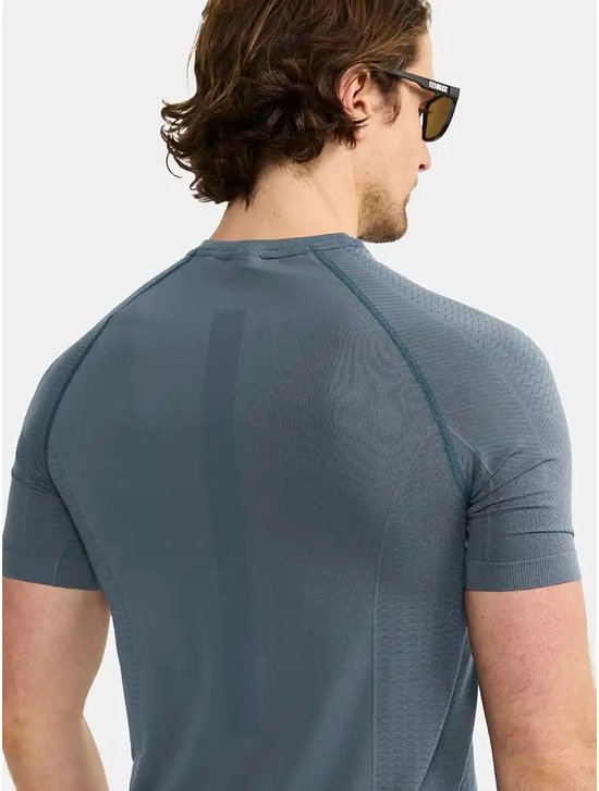 Grijze Craft sportshirt, met aquagrijs stiksel op de schouders en een verticale lijn op de rug.