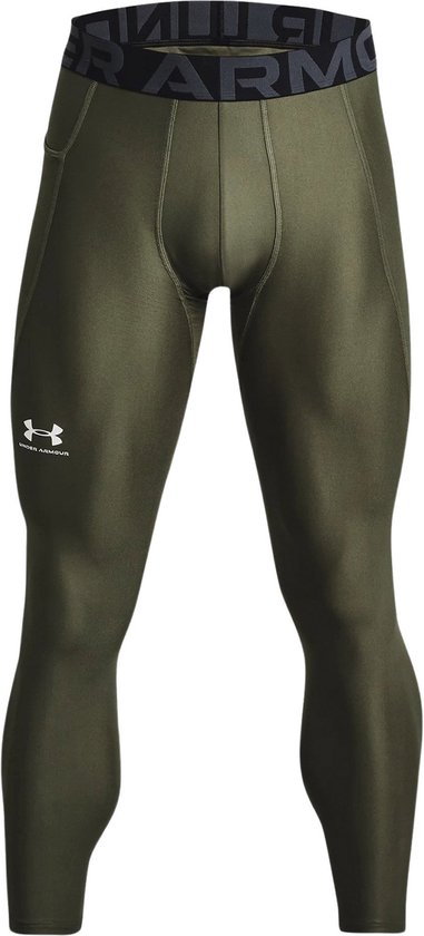 Olijfgroene sportlegging met zwarte tailleband en een wit Under Armour logo op het rechterbeen.