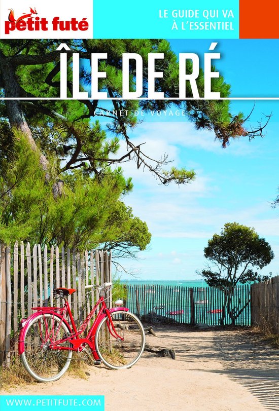 Livre 'ÎLE DE RÉ Carnet de Voyage' avec un vélo rouge devant une clôture en bois et la mer en arrière-plan.
