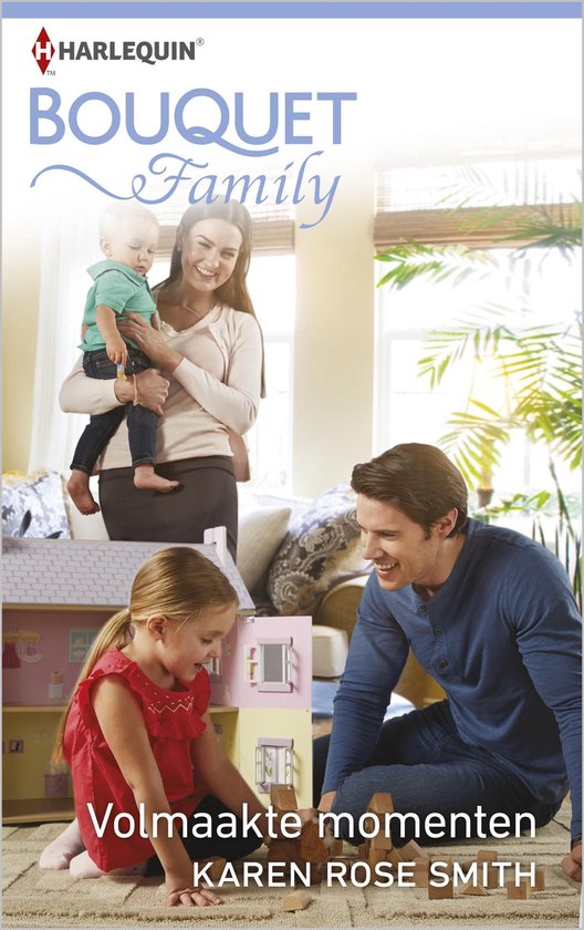 Een vrouw houdt een baby vast terwijl een man en een jong meisje spelen met een poppenhuis. "Volmaakte momenten"