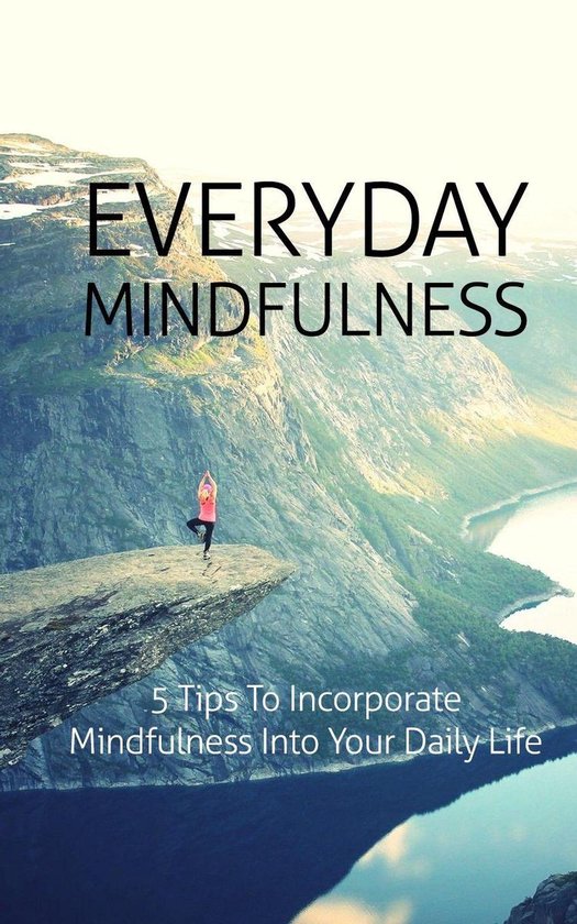 Een vrouw in yogahouding op een rots met de tekst 'EVERYDAY MINDFULNESS' en '5 Tips To Incorporate Mindfulness Into Your Daily Life'.