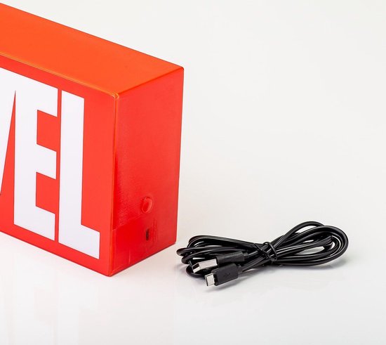 Rode MARVEL-logo lamp met witte letters, met een opgerolde USB-kabel ernaast.