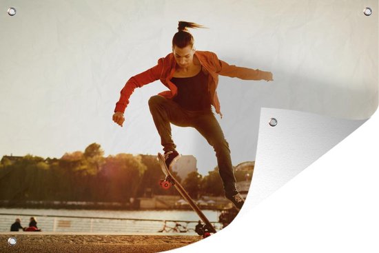Tuindecoratie Een vrouw doet een stunt met haar skateboard - 60x40 cm - Tuinposter - Tuindoek