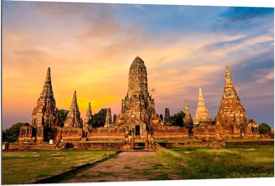 Dibond - Zonsondergang achter Tempel in Thailand - 120x80cm Foto op Aluminium (Met Ophangsysteem)