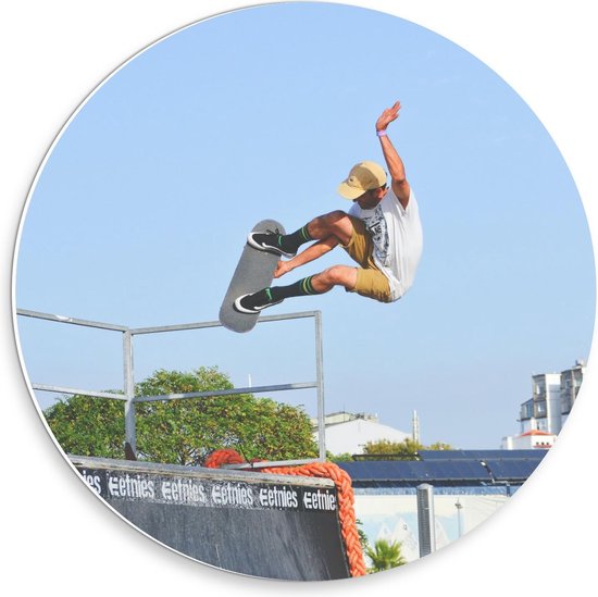 Forex Wandcirkel - Man op een Skateboard - 30x30cm Foto op Wandcirkel (met ophangsysteem)