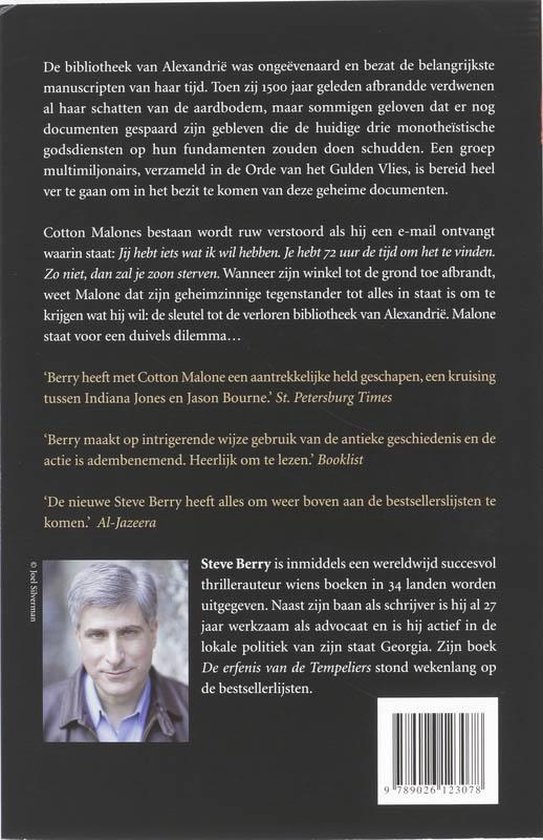 Foto van Steve Berry, een man met grijs haar en een pak, die in de camera kijkt. De achtergrond is wazig.