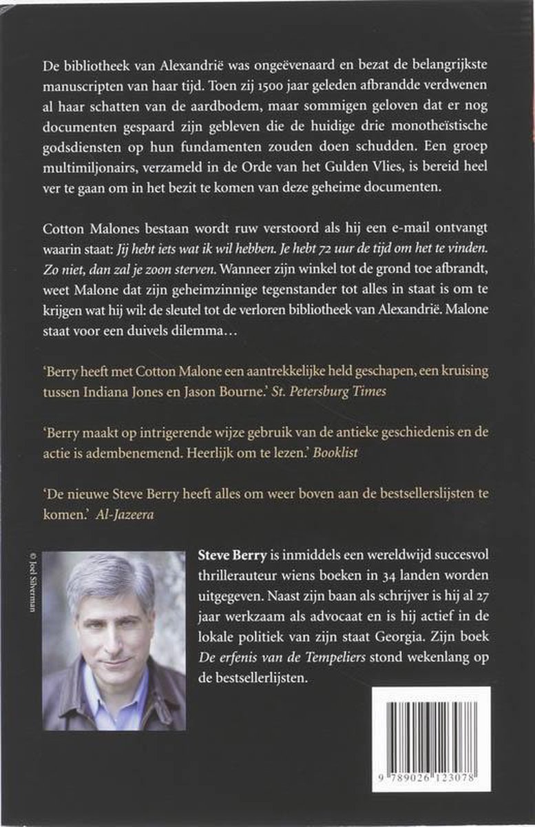 Foto van Steve Berry, een man met grijs haar en een pak, die in de camera kijkt. De achtergrond is wazig.
