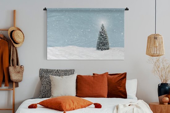 Tenture murale Noël - Un sapin de Noël dans un paysage enneigé et un ciel bleu Tenture murale coton 150x100 cm - Tapisserie murale avec photo