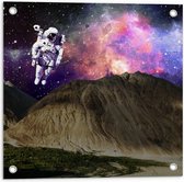 Tuinposter – Astronaut boven Rotsen met Galaxy Lucht - 50x50cm Foto op Tuinposter (wanddecoratie voor buiten en binnen)